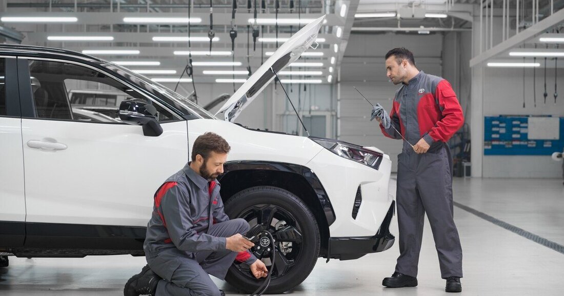 Toyota erhöht seinen Qualitätsanspruch: Gebraucht- und Neuwagen mit bis zu zehn Jahren Garantie. Die Händler werden sich freuen. 