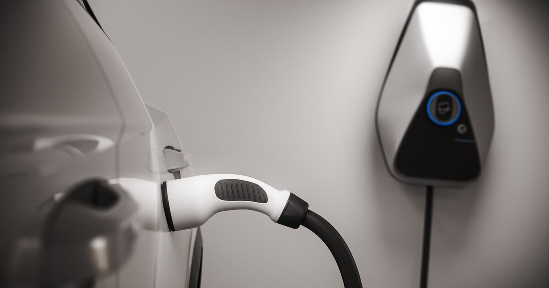 Die Elektrifizierung des Straßenverkehrs und damit einhergehend die Transformation der Autoindustrie schreiten munter voran. Aber wo genau steht Österreich und wohin geht die Reise? Die KFZwirtschaft macht eine Bestandsaufnahme.