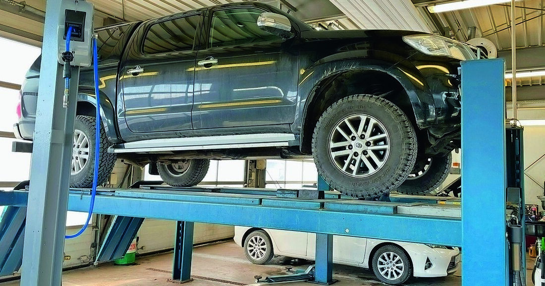 Drei verschiedene Fahrzeuge des KFZ Wirtschaft-Teams, und doch haben sie etwas gemeinsam: Lästige Störgeräusche, deren Ursachen erst nach mühsamer Detektivarbeit gefunden werden.