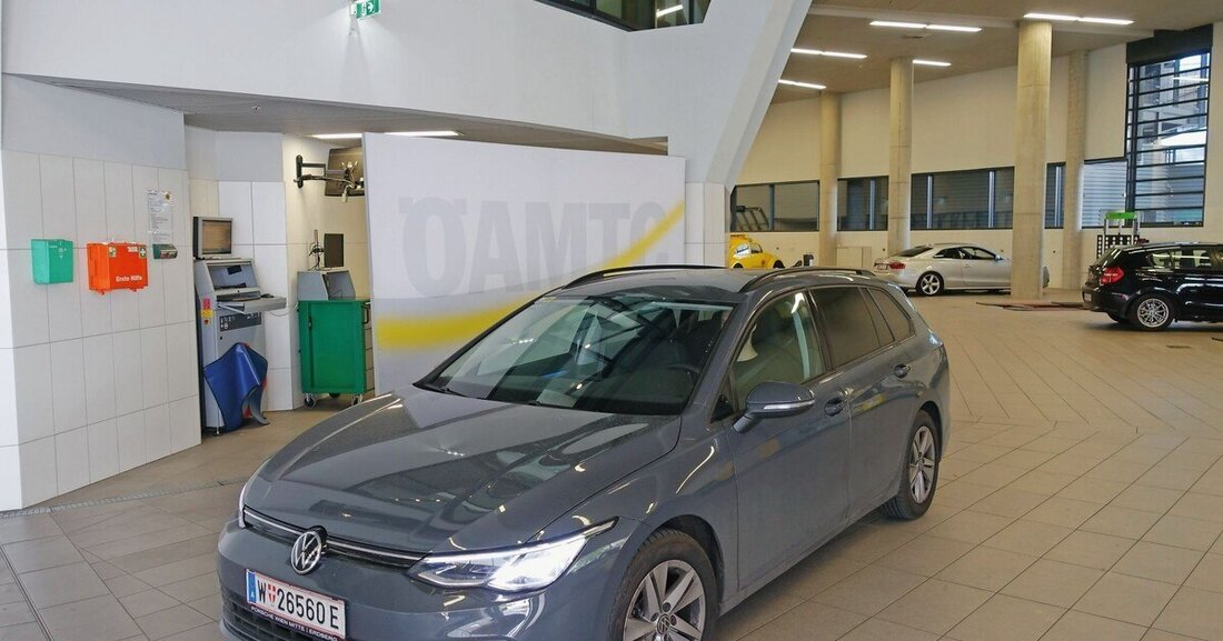 Ein fast neuer VW Golf 8 meldet eines Tages den Ausfall des Spurhalteassistenten. Da sein Besitzer ein ÖAMTC-Mitarbeiter ist, sollte der Fehler eigentlich schnell behoben sein – ein Irrtum, wie sich zeigt.