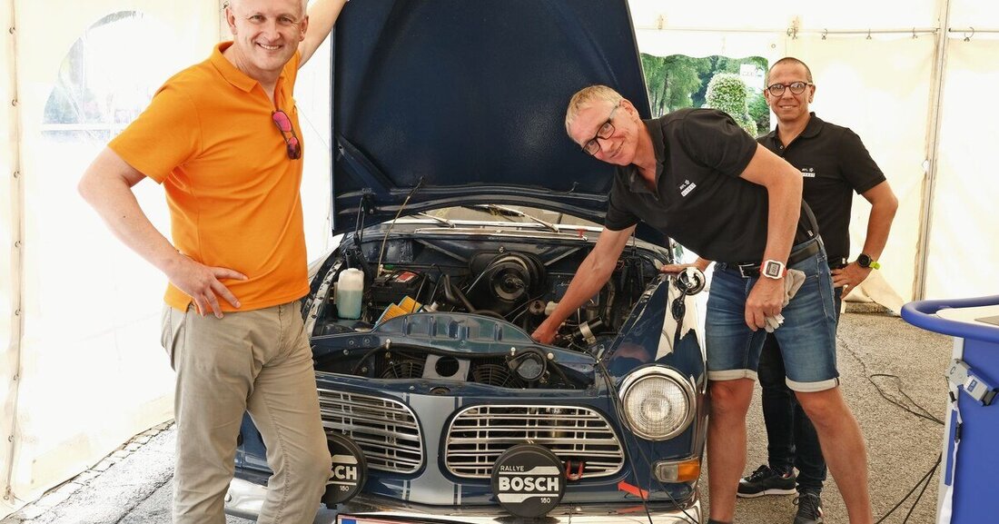 Auf der Ennstal Classic im Juli 2021 hatten die Diagnosespezialisten von AVL Ditest alle Hände voll zu tun. Obwohl für die Fehlersuche wenig Zeit war, machten sie auch störrische Oldtimer wieder flott. 