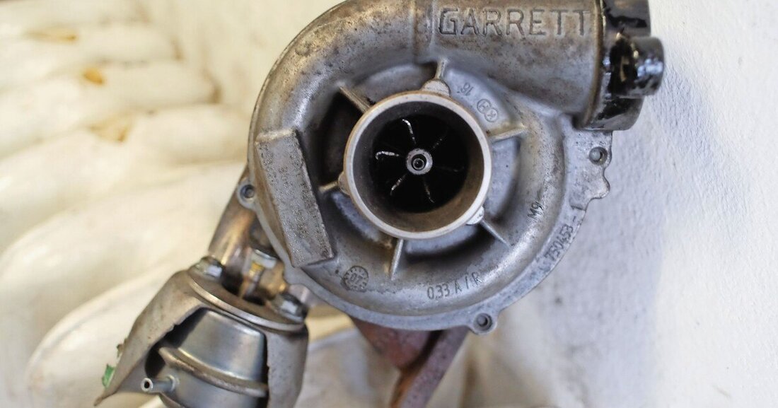 Ein Peugeot 308 mit Premium-Ausstattung leistet Mutter und Tochter aus Wien jahrelang gute Dienste, bis er eines Tages durch ungewöhnliche Motorgeräusche einen Defekt ankündigt. Mit dem folgenden Werkstattbesuch beginnt ein neuer Diagnosekrimi.