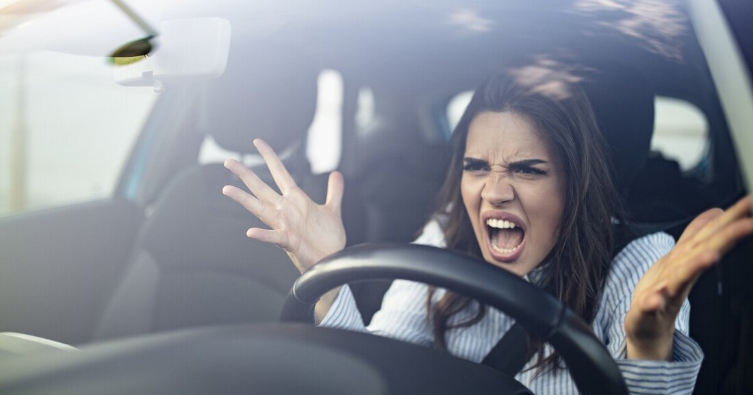 Eine Umfrage von AutoScout24 legt nahe, wer die Österreicherinnen und Österreicher im Straßenverkehr am meisten aufregt. Und nein, es sind nicht die Radfahrer!