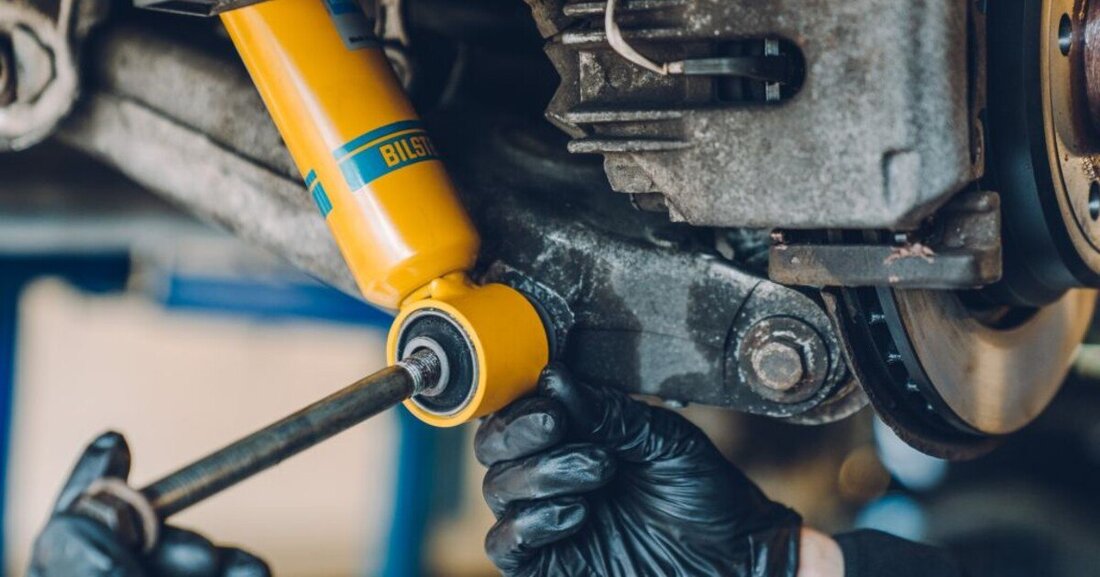 Beim Golf VII und seiner „Verwandtschaft“ im VW-Konzern kommt es mitunter zu lästigen Fahrwerkgeräuschen. Hochleistungs-Stoßdämpfer B6 von Bilstein schaffen Abhilfe.