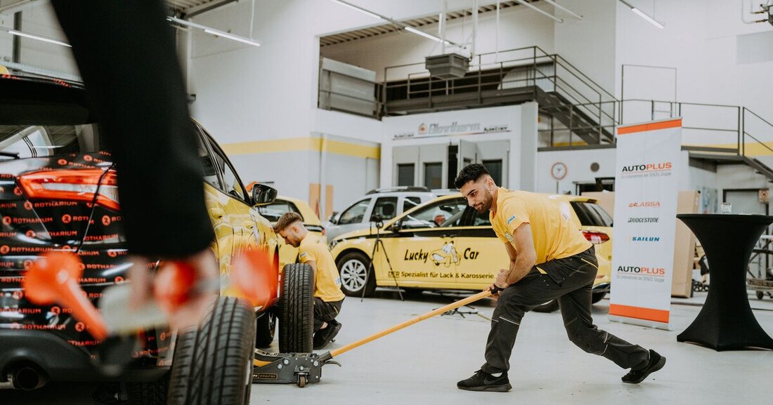 Ein Lehrlingsteam von Lucky Car knackte den bisher von deutschen Mechanikern gehaltenen Weltrekord im Reifenwechseln: Es blieb beim Austausch von vier Reifen unter 50 Sekunden! 