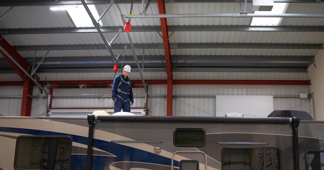 Kee Track heißt ein neues Auffangsystem zur Absturzsicherung von Personen, deren Arbeitsplätze in erhöhten Positionen liegen. Die platzsparende Komplettlösung kann an vorhandenen Dachkonstruktionen in Werkstätten einfach installiert werden. 