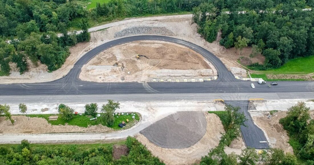 Experten von Digitrans haben in St. Valentin in Niederösterreich ein Testzentrum für automatisierte Fahrfunktionen aufgezogen. Swarco Road Marking Systems, Spezialist für Fahrbahnmarkierungen, ist als Kooperationspartner mit von der Partie.