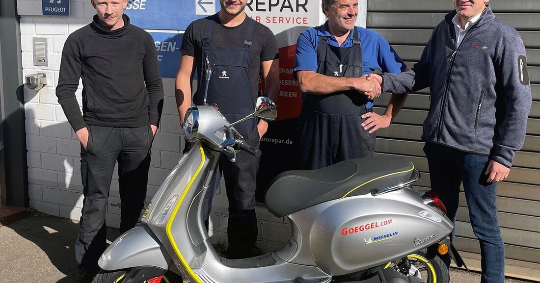 Eine fesche E-Vespa und ein großer weißer Mann mit markanten Rundungen haben ein neues Zuhause gefunden. 