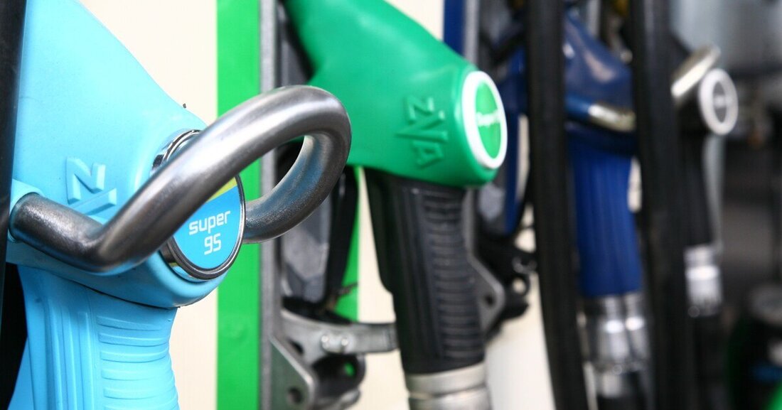 Die heimischen Autofahrerinnen und Autofahrer mussten 2021 tief ins Brösel greifen, um sich die Treibstoffe an der Tankstelle leisten zu können. Und eine Besserung ist aktuell nicht in Sicht.