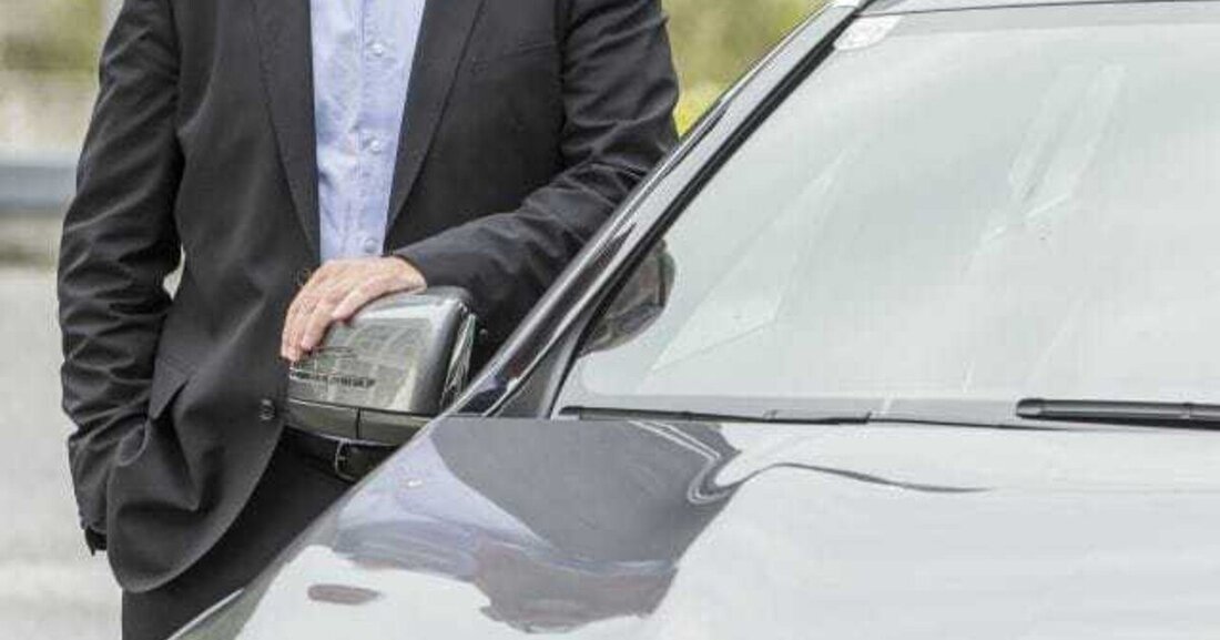 Erich Ramsauer, 45, leitet seit 1. August 2014 den Vertrieb Pkw Neu- und Gebrauchtwagen der Mercedes-Benz Österreich GmbH mit Sitz in Salzburg. Damit ergänzt er das Vertriebsteam von Geschäftsführerin Corinna Widenmeyer. Den Vertrieb Pkw für Großkunden leitet weiterhin Thomas Führer. Vor seinem Engagement bei Mercedes-Benz Österreich war Ramsauer unter anderem im Verkauf bei Porsche Inter Auto GmbH & Co KG und als Gebietsleiter für Marketing und Sales bei KIA Austria tätig. 2013 kam der gebürtige Halleiner zur Mercedes-Benz Österreich GmbH.