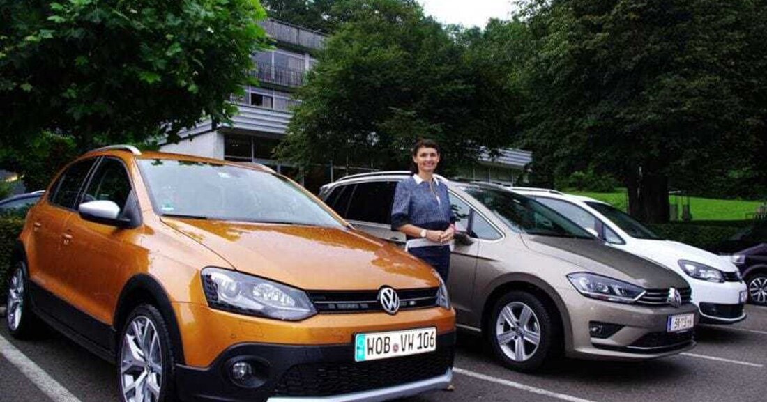 Ein „Polo für den Urban Jungle“ soll er sein, der jüngste Spross aus dem Hause Volkswagen. Der Kleinwagen hebt sich mit Unterfahrschutz an Front- und Heckstoßfänger sowie mit schwarzen Abdeckungen an Radläufen, Schwellern und Türen auf den ersten Blick von seinen Geschwistern ab. Dazu gibt es noch silbern lackierte Außenspiegel, eine silbern eloxierte Dachreling und zwei neue Metallic-Farben „Honey Orange“ und „Titanium Beige“. VW hat den Cross Polo zwar nicht mit Allradantrieb, dafür aber mit leicht erhöhter Bodenfreiheit ausgestattet, die ebenso wie die serienmäßigen Sportsitze dem Fahrkomfort zu Gute kommt. Zwei Benzin- und zwei Dieselmotoren stehen zur Wahl, ihr Leistungsspektrum …