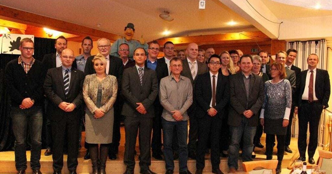 Febi Bilstein, Ersatzteilspezialist für Pkw und Nkw, feiert heuer das 170. Firmenjubiläum und ehrt zu diesem Anlass seine Jubilare. Ausgezeichnet wurden insgesamt 30 Mitarbeiterinnen und Mitarbeiter. Von diesen gehören 21 seit 10 Jahren zu febi bilstein, sieben weitere halten dem in der 7. Generation familiengeführten Traditionsunternehmen seit 25 Jahren die Treue. Detlev Kniese, langjähriger Betriebsratsvorsitzender der Ferdinand Bilstein GmbH + Co. KG, bringt es sogar auf stolze 40 Jahre Betriebszugehörigkeit. Gleiches gilt auch Reiner Klehm, einen Mitarbeiter der Eigenfertigung. 