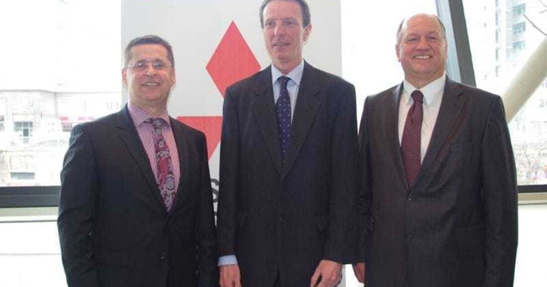 Mit 1. Jänner wurde Andreas Kostelecky (48) in der Denzel Autoimport GmbH/Mitsubishi zum Geschäftsführer ernannt. Er hatte vor fünf Jahren als Verkaufsleiter bei Mitsubishi Österreich begonnen und war seit drei Jahren Gesamtprokurist von Denzel Autoimport GmbH. Gemeinsam mit Gregor Strassl, Vorstand der Wolfgang Denzel Auto AG und schon bisher Geschäftsführer der Denzel Autoimport GmbH, wird Kostelecky die führende Position einnehmen. Gleichzeitig wurde Peter Ranner (50) zum Gesamtprokuristen der Denzel Autoimport GmbH ernannt. Ranner war bisher als Produktspezialist hauptsächlich mit den MMC-Werkskontakten als Dispositionschef betraut.  