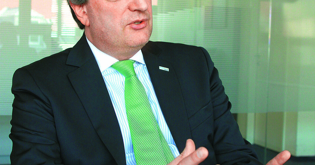 Das stabile Marktumfeld und die steigende Konjunktur in Deutschland als Motor, sowie die konsequente Bearbeitung des österreichischen Marktes haben auch 2014 ein Wachstum der AutoBank ermöglicht. Mit einer Erhöhung der Konzernbilanzsumme um 13,1 % von TEUR 346.270 auf TEUR 391.686 und einer Steigerung des Betriebsergebnisses von TEUR 31 auf TEUR 697  festigt der Mittelstandsfinanzierer einmal mehr seine Marktposition. Durch die nachhaltige Konzentration auf die Kernmärkte Österreich und Deutschland zeigte das Jahreskonzernergebnis vor Fremdanteilen  einen deutlichen Aufwärtstrend  und konnte von TEUR – 989 auf TEUR – 5 verbessert werden. Das Neugeschäftsvolumen in den Kernsegmenten Leasing, Kredit und Factoring konnte gruppenweit auf &hellip;