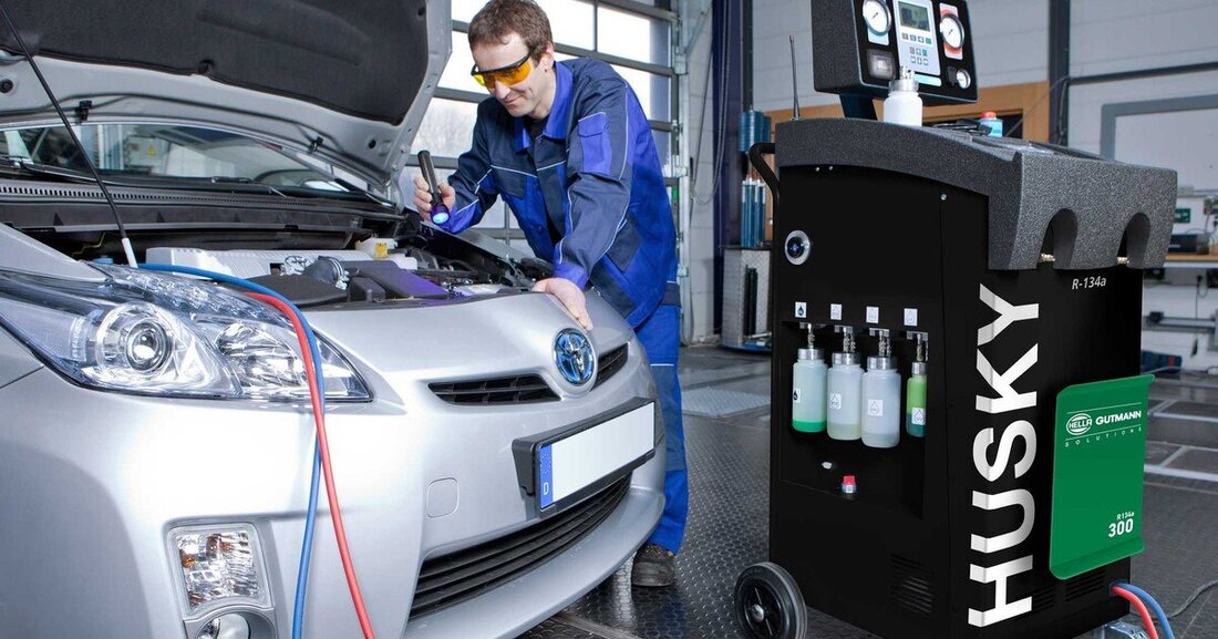 Unabhängig ob der Entscheidung welches Kühlmittel in Zukunft das Rennen macht, steht der Bedarf für den Service vorhandener Klimaanlagen in mehreren Millionen Fahrzeugen außer Frage. Fakt ist, dass der Service der R-134a-Klimaanlagen für Werkstätten noch mehrere Jahrzehnte lang ein wichtiger Umsatzbringer sein wird. Hella Gutmann Solutions bietet Werkstätten dafür ein umfassendes Vollsortiment für den Klimaservice an R-134a- sowie an R-1234yf-Anlagen. Im Zentrum stehen die ausgereiften Servicegeräte der Modellreihe Husky. Die bedien- und wartungsfreundlichen Geräte mit TÜV-geprüften Sicherheits-Features und starken Vakuumpumpen sind geeignet für den Klimaservice an Nkw und Pkw, einschließlich deren E- und Hybrid-Varianten. Zu den besonderen Merkmalen der Huskys &hellip;