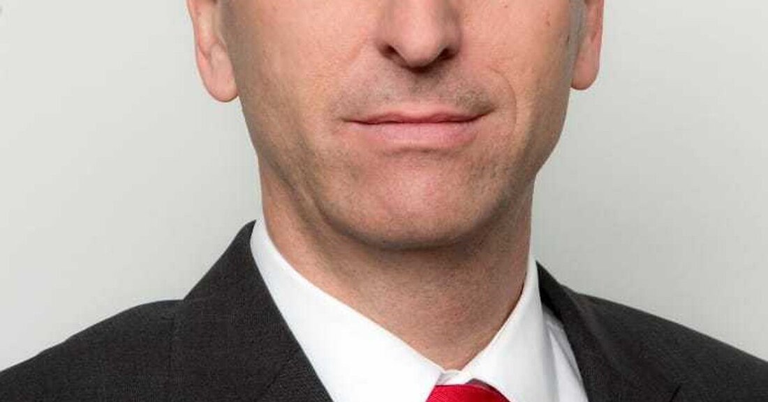 Das Volumen der neu abgeschlossenen Finanzierungen konnte auf einen Rekordwert von 95 Millionen Euro gesteigert werden, insbesondere im Kerngeschäft Kfz-Finanzierungen wurde ein Zuwachs von 7% erreicht, obwohl die Neuwagenzulassungen um rund 5% rückläufig waren. In Summe haben sich damit die Ausleihungen an Kunden (Kredit und Leasing) per 31.12.2014 gegenüber dem Vorjahr um 5,3% auf 237 Millionen Euro erhöht und ebenfalls einen Spitzenwert erreicht. Trotz des wenig dynamischen konjunkturellen Umfelds blickt Herr Heinz Gruber, Vorstand der Bankhaus Denzel AG, zuversichtlich auf das Jahr 2015: „Die kontinuierlich positive Geschäftsentwicklung bestärkt uns abermals, an unserem traditionellen Geschäftsmodell weiter festzuhalten: Die Hereinnahme von Spareinlagen &hellip;