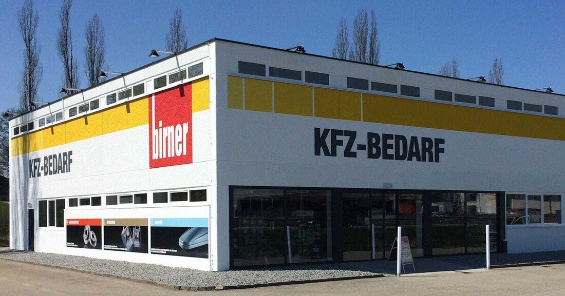 Mit seiner neuen Filiale Ried/Hohenzell versorgt Birner nun auch das Einzugsgebiet im westlichen Oberösterreich mit Originalersatzteilen für alle Marken. Zur Eröffnungsfeier am 17. April fanden sich zahlreiche Gäste ein. Mit der über 1.500 m² großen Niederlassung besetzt Birner einen der letzten weißen Flecken auf seiner strategischen Landkarte. Unter der Leitung des langjährigen Birner-Mitarbeiters Alen Hrvic stehen vor Ort acht Mitarbeiter im 160 m² großen Shop Rede und Antwort zu den Themen Verschleißteile, Autochemie und Zubehör. Acht Zustellfahrzeuge sorgen dreimal täglich für eine lückenlose Teileversorgung. Bestellungen, die bis 17.30 eintreffen, werden am nächsten Werktag bis 7.00 Uhr morgens an die Tür …