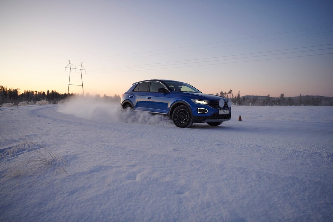 Der ÖAMTC hat 31 Winterreifen der Dimension 225/40 R18 getestet. Während alle Premium-Modelle ein „gut“ erhielten, fielen elf Reifen mit „nicht genügend“ durch. Besonders kritisch ist der starke Unterschiede bei Nässe und Sicherheit.