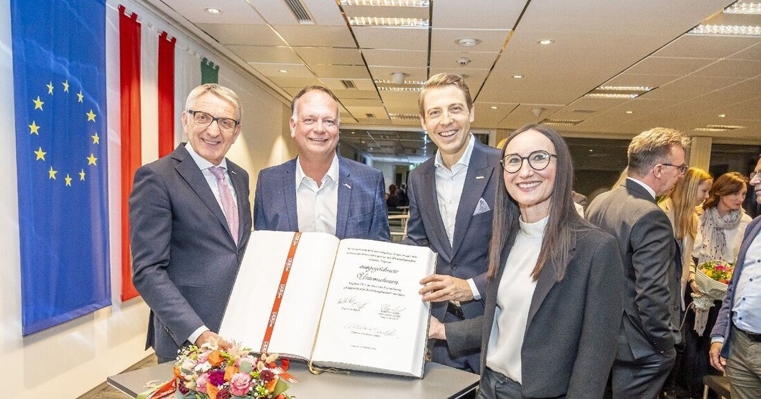 Die WKO Steiermark würdigt die Gady Family mit einer Eintragung ins goldene Buch der WKO.