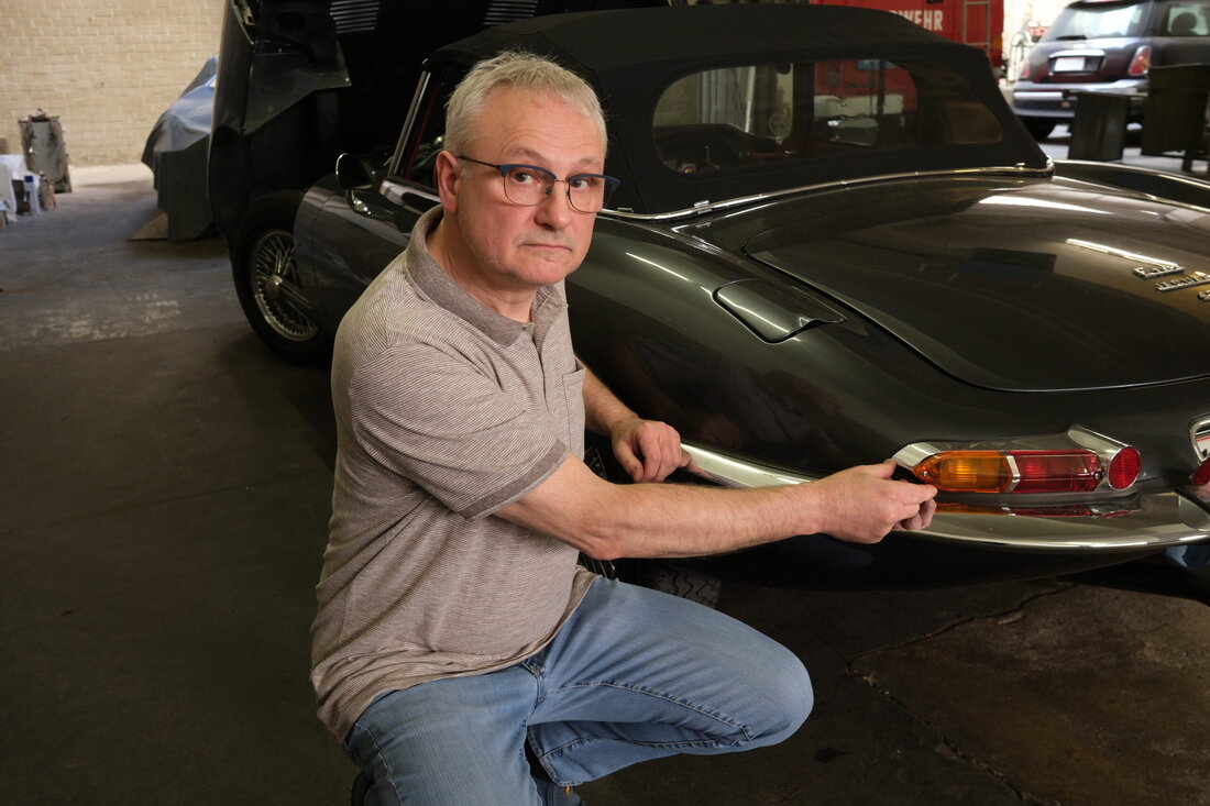 Vor 50 Jahren startete Alfred Brandt seine Lehre zum Autoelektriker im Betrieb seines Vaters in Wien-Margareten. Heute ist er einer der gefragtesten Spezialisten für Reparaturen an der Elektrik historischer Fahrzeuge.