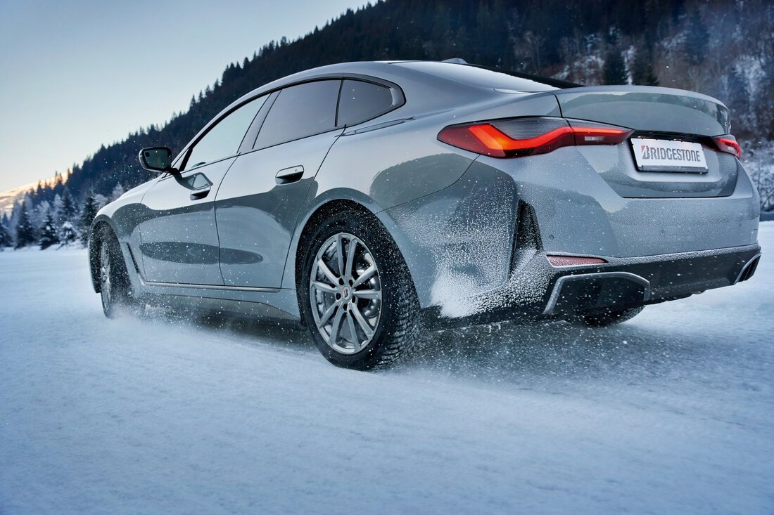 Der Bridgestone Blizzak 6 fährt im aktuellen Auto Bild sportscars Winterreifentest 2025 auf Platz 1. Getestet wurden zwölf Winterreifen in der Dimension 235/50 R19 auf einem Audi Q3 Sportback 45 TFSI quattro mit 245 PS. 