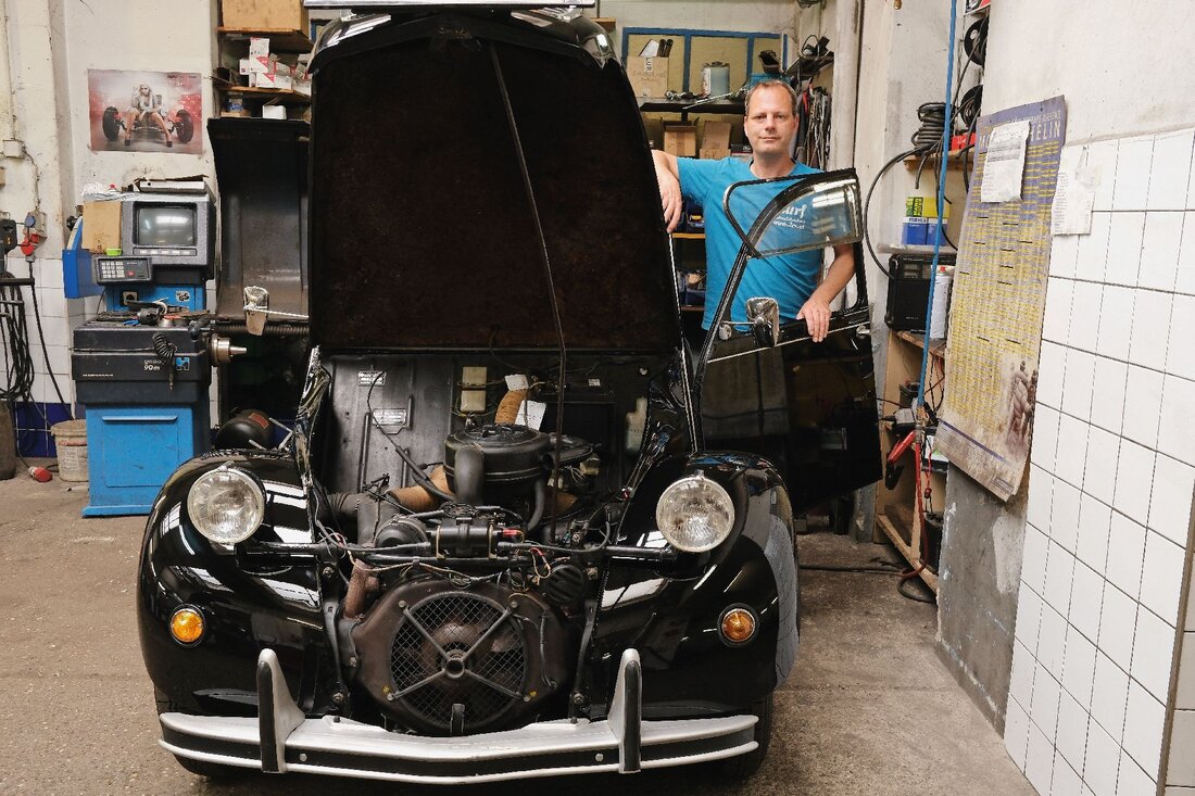 Vor 29 Jahren begann Stefan Lurf seine Lehre zum Kfz-Mechaniker in der 2CV-Werkstatt in Wien Ottakring. 2006 übernahm er den Betrieb und blieb der „Ente“ bis heute treu.
