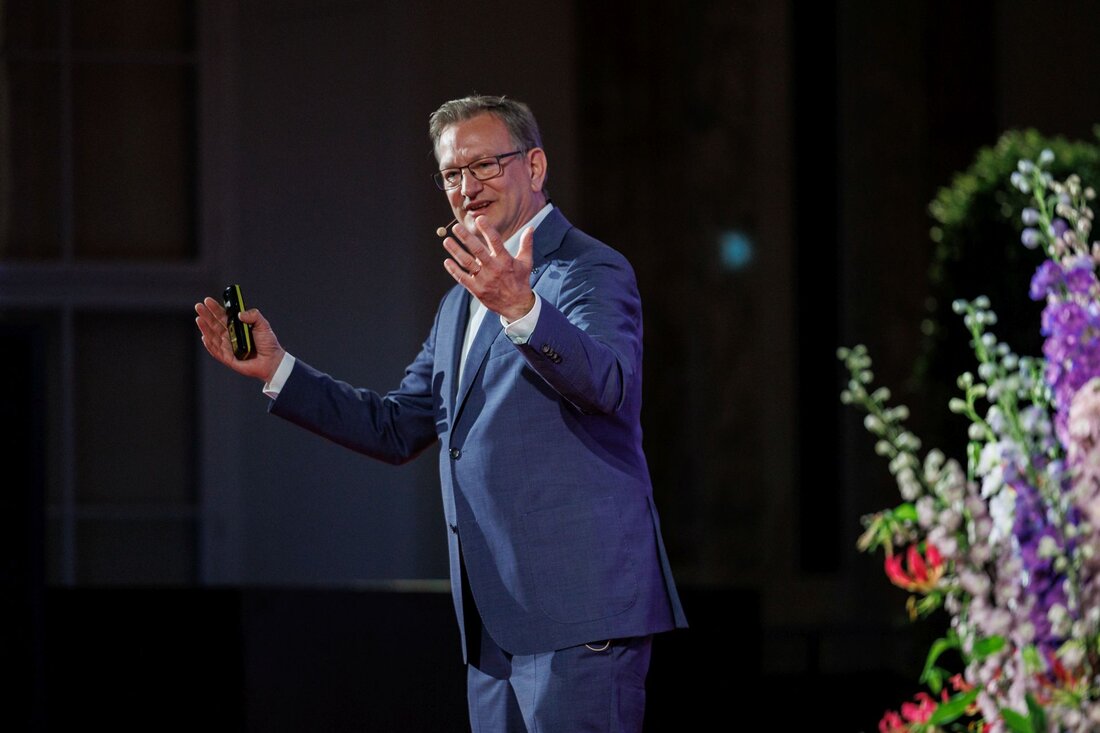 Mercedes-Benz stellte auf dem diesjährigen Wiener Motorensymposium einen selbst entwickelten Elektromotor vor, der ohne Seltene Erden auskommt.