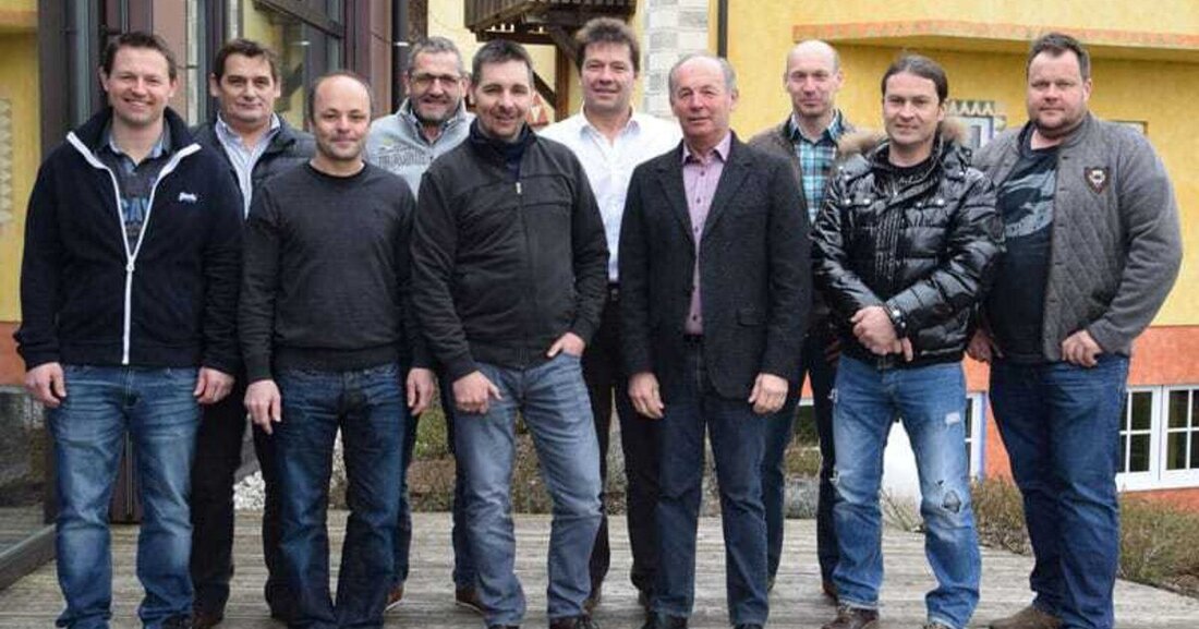 Der TÜV-zertifizierte Dellendrücker Anton Hager aus Oberösterreich ist bei der jüngsten Dellenteam-ERFA-Tagung dem österreichweiten Netzwerk der Dellendrücker beigetreten. Der Spezialist für Dellenreparatur arbeitet mobil im In-und Ausland, seine Ausbildung zum Spezialisten für Hagelschaden- und Dellenreparatur absolvierte der Oberösterreicher vor 10 Jahren. Seit 2011 ist Hager selbständiger Dellendrücker, seit 2015 besitzt er die TÜV-Zertifizierung. „Wir freuen uns, einen weiteren TÜV-zertifizierten Dellendrücker in unseren Reihen zu begrüßen“, so die Dellenteam-Gründer Arthur und Reinhart Clark und Irina Podshibyakina.