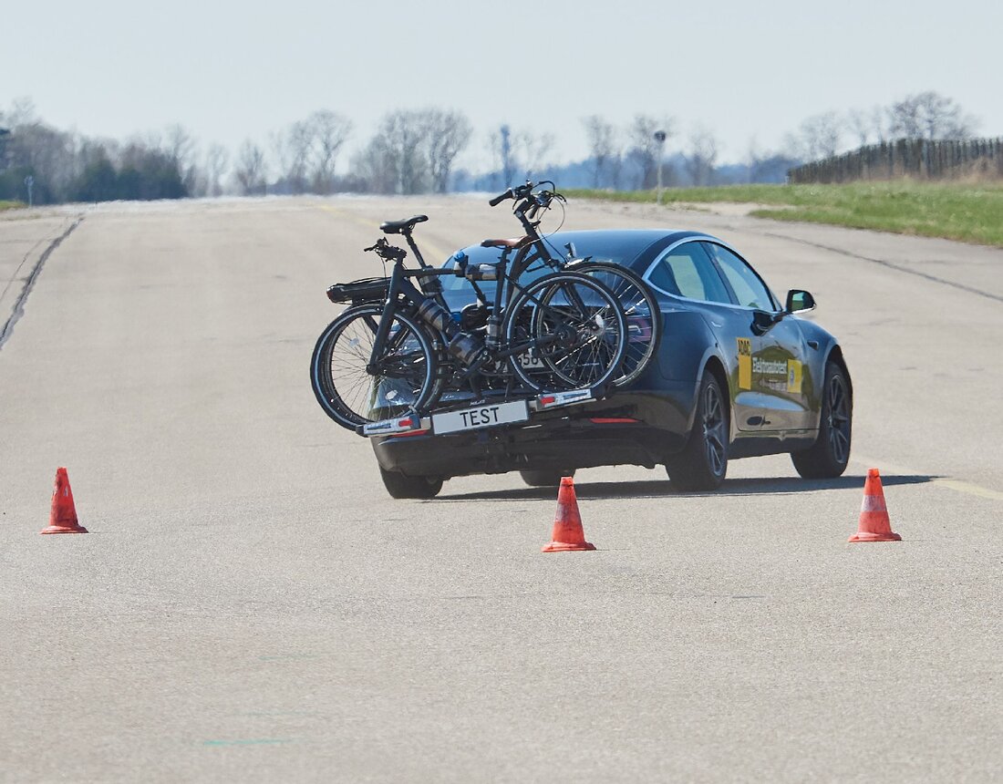 Gemeinsam mit seinen Partnerorganisationen hat der ÖAMTC 16 aktuelle Modelle der Dimension 225/45 R17 getestet – mit ambivalenten Ergebnissen.