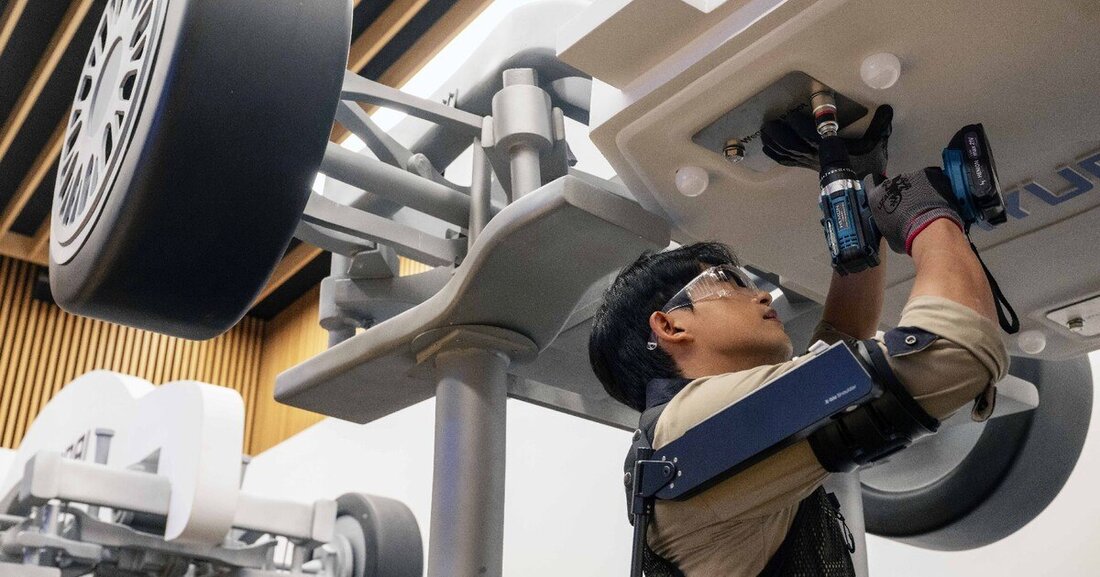 Hyundai Motor und Kia stellen den tragbaren Roboter „X-ble Shoulder“ vor, der den Rücken bei Überkopf-Arbeiten entlastet.