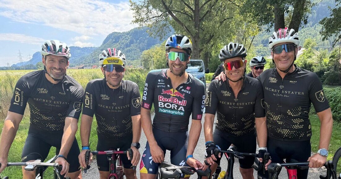 An der von Skilegende Franz Klammer initiierten „Tour de Franz“ nahmen zahlreiche begeisterte Radfahrer teil.