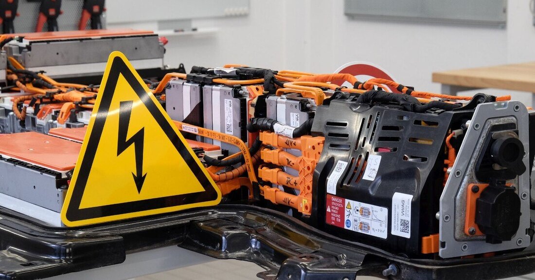 Nach der neuen EU Batterieverordnung dürfen auch freie Kfz-Werkstätten Batterien von E-Fahrzeugen warten und reparieren.