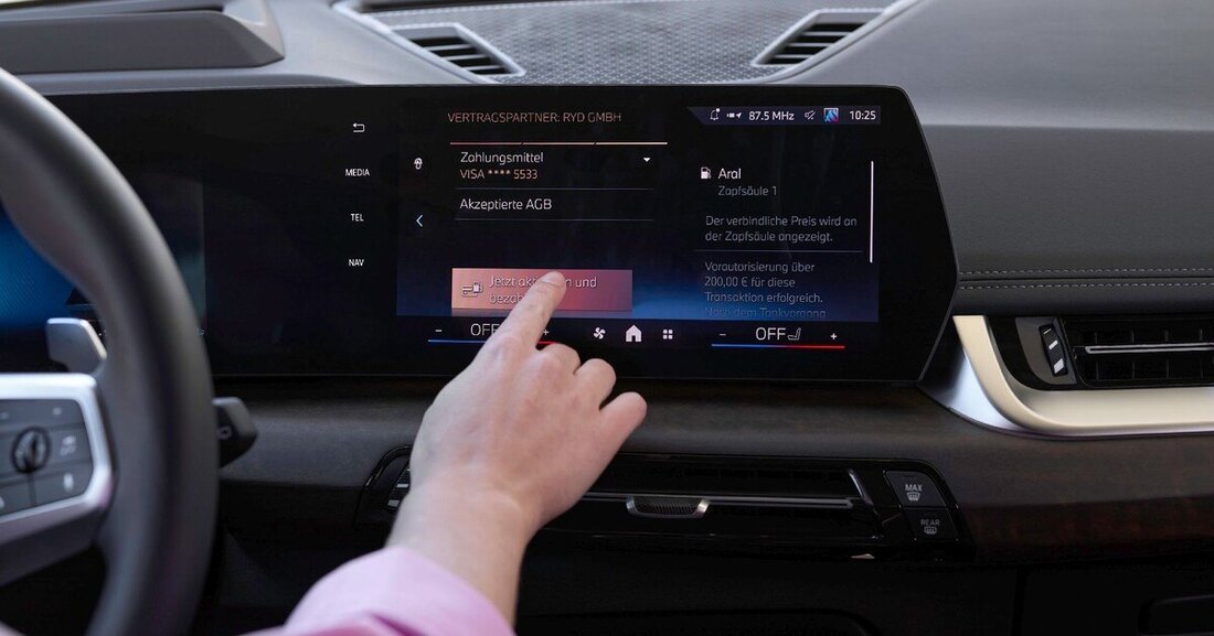 In allen aktuellen BMW und MINI Modellen können Parkgebühren und Tankrechnungen direkt im Auto bezahlt werden.