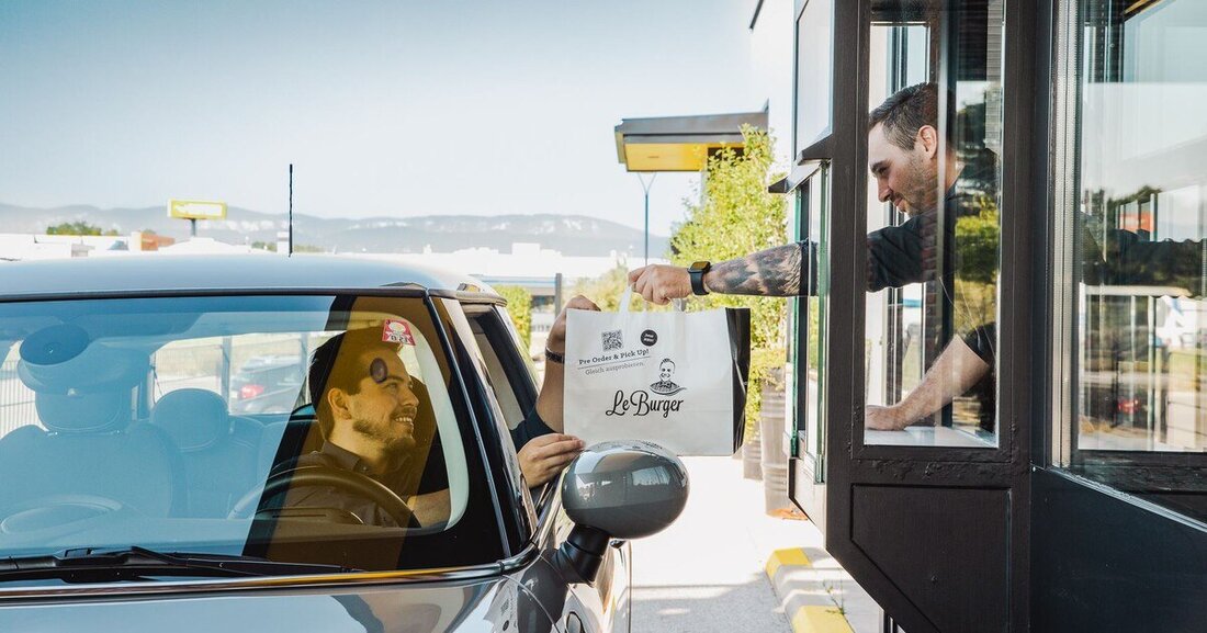 Die Gastro-Kette Le Burger serviert in ihrer Filiale in Wiener Neustadt kostenlose Burger für Lenker:innen von Elektroautos.
