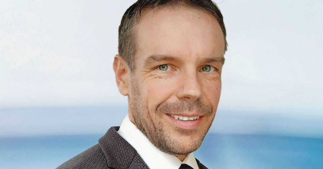 AkzoNobel Vertriebsleiter Daniel Kapeller erklärt, wie er die Besucher der KLS Fachtage für das Energiesparen begeistern will.