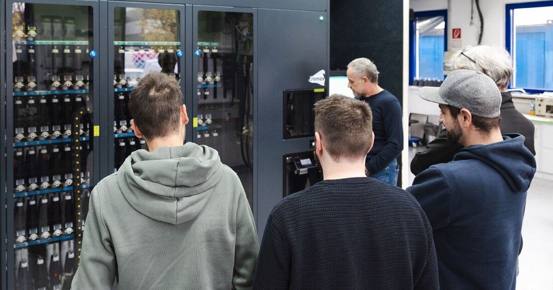 Im Schulungszentrum von Lack & Technik wurde die erste vollautomatische Lackmischanlage „Irus Mix“ installiert.