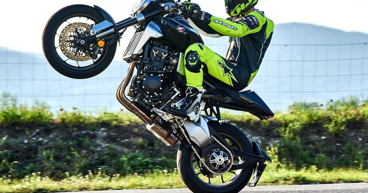 Test Honda CB1000R – Die Wheeliegöttin im Retrokleid