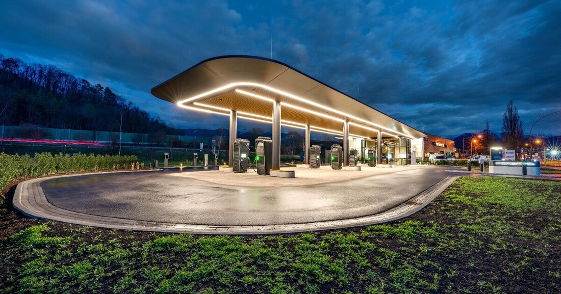 Porsche eröffnet seine erste Stromtankstelle exklusiv für Markenkunden.