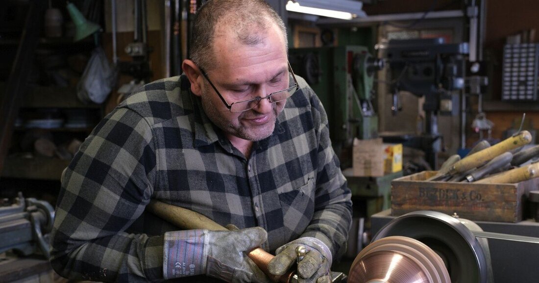 Mustafa Zeki beherrscht die Kunst des Metalldrückens, die heute vom Aussterben bedroht ist.