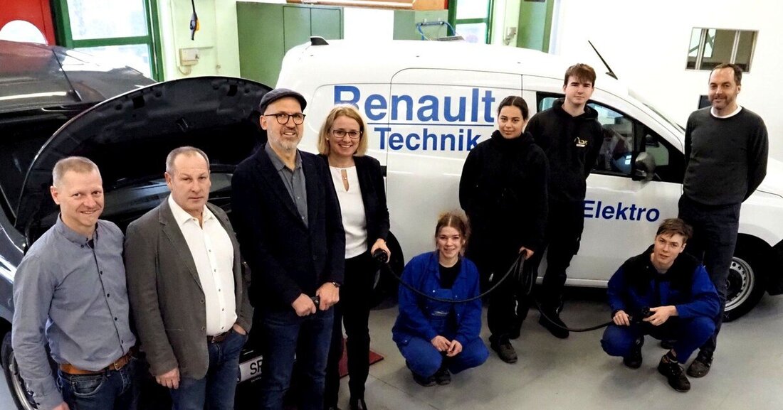 Renault Österreich spendete zwei neue Renault Kangoo Van E-Tech Electric für den Unterricht an der HTL Steyr.