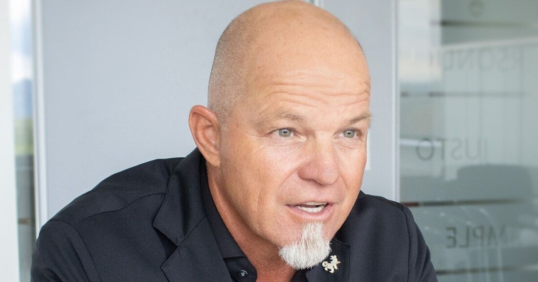 Michael Schwaiger, CCO der Santander Consumer Bank, über das angespannte Neuwagengeschäft und den Wandel zur E-Mobilität.