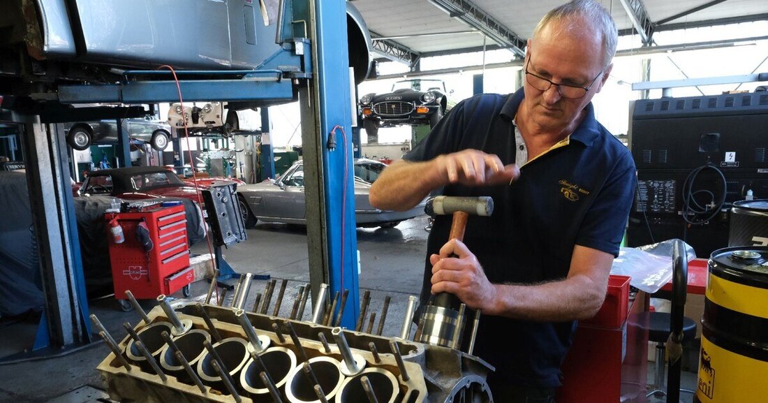 Helmut Stipsits führt in Leopoldsdorf eine Spezialwerkstatt vorwiegend für englische Sportwagen des goldenen Verbrenner-Zeitalters.