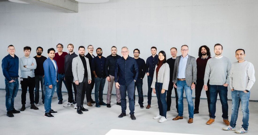 Das Schwefelkristall-Batterie-Startup theion verkündet einen technologischen Durchbruch und vergrößert sein Team.