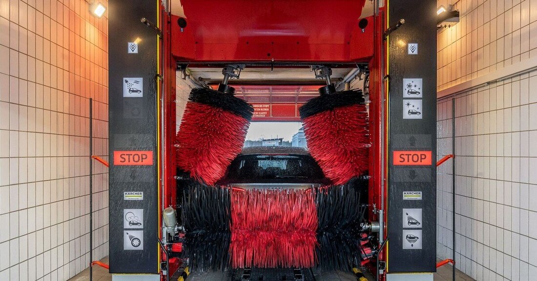 Die WKO zeigt mit neuen Berechnungen, dass die professionelle Autowäsche besser für Fahrzeuge und Umwelt ist.