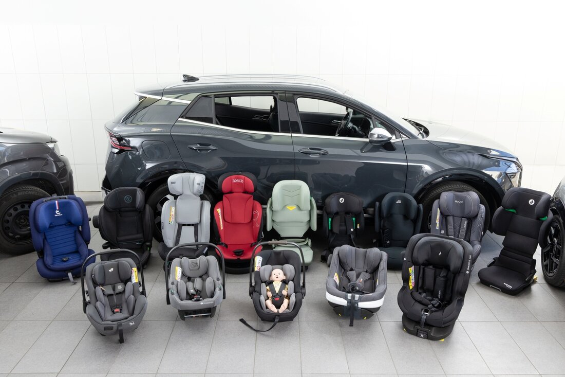 Der ÖAMTC hat 16 aktuelle Kindersitzmodelle getestet. Fünf schnitten gut ab, acht befriedigend, drei fielen wegen gravierender Sicherheits- oder Schadstoffmängel durch. Die Ergebnisse sollen Eltern eine Orientierung beim Kauf bieten.